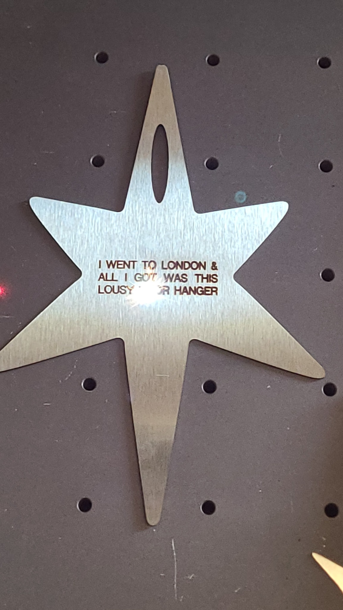 Personalized message on a star-shaped metal piece at LA LASER 1 in Valencia